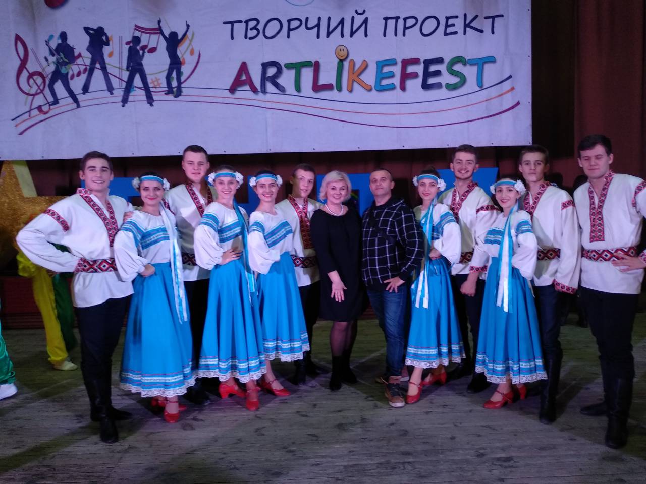 Танцювальний ансамбль Веснянка із керівником зразкового танцювального ансамблю Журавка